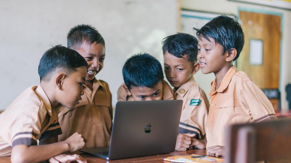 Pendidikan Karakter: Menanamkan Nilai-nilai Positif dalam Proses Pembelajaran di Desa Mulawarman