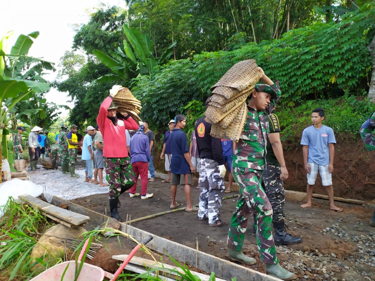 Gotong Royong Tetangga: Kekompakan Desa Mulawarman Menciptakan Harmoni