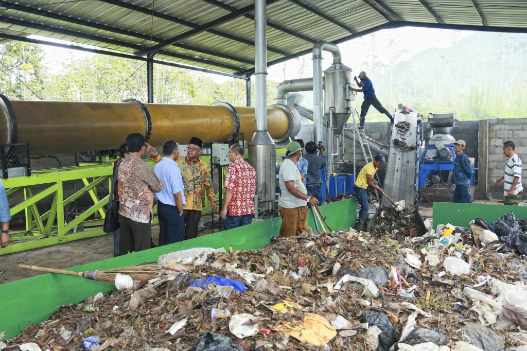 Mengelola Sampah Plastik: Desa Mulawarman Mendorong Pemilahan dan Pengelolaan yang Baik