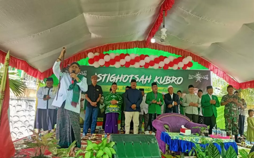 Wakil Ketua DPRD Provinsi Kaltim Bapak Muhammad Samsun, Bupati Kutai Kartanegara Bapak Edi Damansyah Beserta Rombongan, Wakil Ketua DPRD Kabupaten Kukar Bapak Didik Agung, Hadiri Istighotsah Kubro Dan Memperingati Maulid Nabi Muhammad SAW Bersama K.H. Faqih Marbrur (Ki Ageng Alap-Alap) Di Masjid Jami’ Nurul Muhajirin Desa Mulawarman