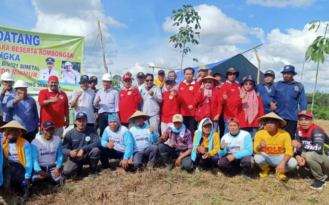 Bupati Kutai Kartanegara Beserta Rombongan Lakukan Penanaman Jagung Merk BISI 321 Simetal Di Desa Mulawarman