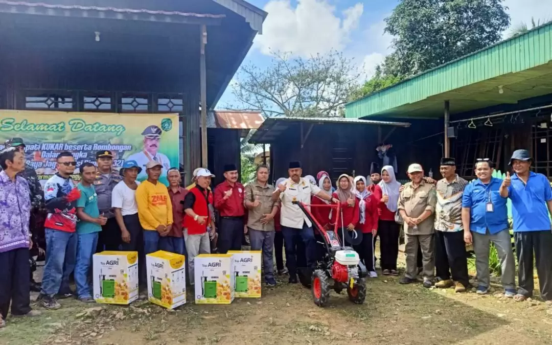 Kunjungan Bupati Kutai Kartanegara Drs.Edi Damansyah,M.Si Beserta Rombongan di Desa Mulawarman Kecamatan Tenggarong Seberang Kab.Kutai Kartanegara